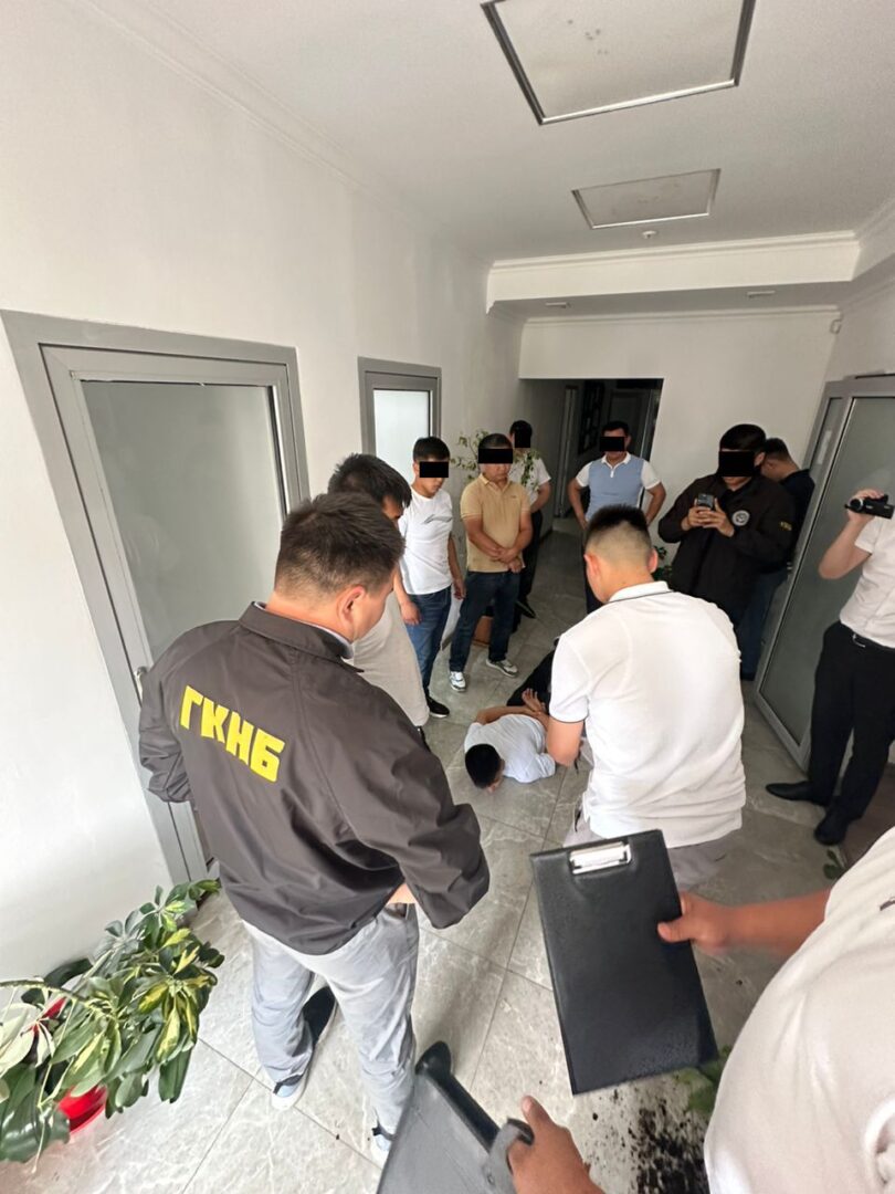 Задержаны сотрудники одного из телеканалов Кыргызстана. Их подозревают в шантаже и в вымогательстве