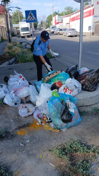 В Бишкеке продолжают бросать мусор в неположенных местах. Муниципальная инспекция составила 100 протоколов по фактам нарушений