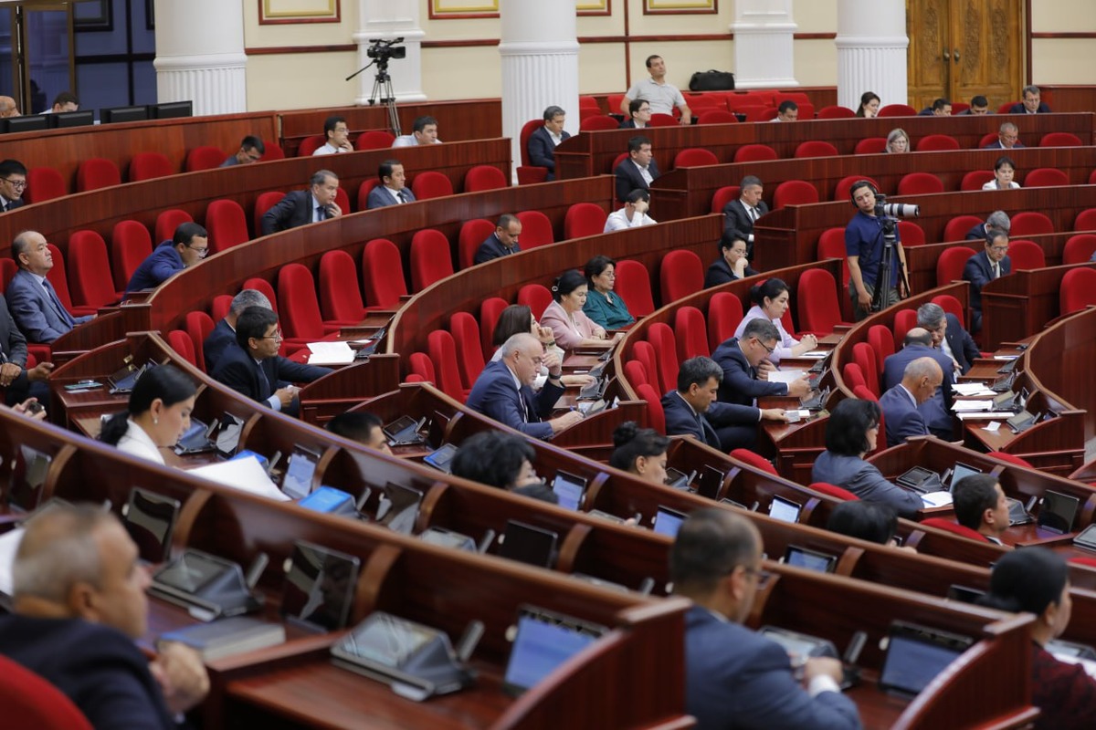 Депутаты парламента Узбекистана приняли закон для борьбы с фальшивыми тренерами и лекторами