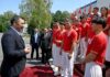 Садыр Жапаров вручил Государственный флаг сборной команде Кыргызстана, участвующей в ХХХІІІ летних Олимпийских играх