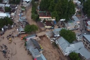 В селе Арстанбап селевыми потоками унесло 23 авто. МЧС Кыргызстана сообщило подробности
