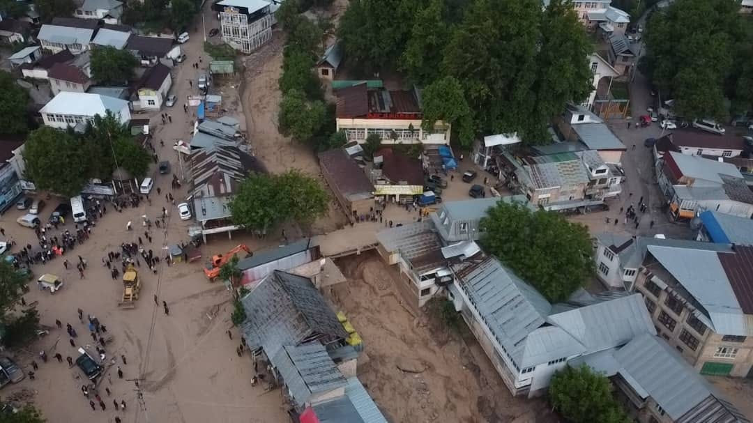 В селе Арстанбап селевыми потоками унесло 23 авто. МЧС Кыргызстана сообщило о подробностях