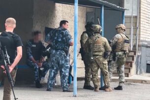 При захвате российской исправительной колонии погибли восемь заложников. Четверых нашли связанными и с пробитыми головами