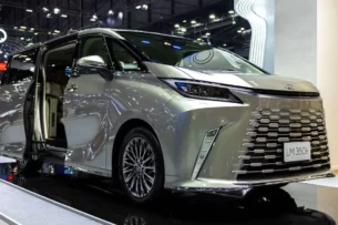 Lexus приостановил прием заказов на минивэн LM 350h из-за высокого спроса