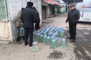 Во время рейда по выявлению нелегальных торговцев ГСМ в Бишкек изъято 1 тонна 525 литров