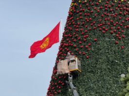 В Бишкеке на центральной площади начали разбирать ёлку и праздничные украшения