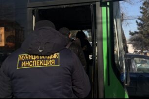 «Безбилетники» в автобусах: в Бишкеке продолжается рейд