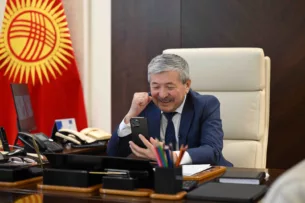 Адылбек Касымалиев поздравил альпинистку Асель Байбагышеву с успешным покорением  Эвереста