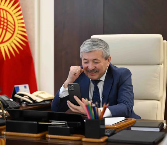 Адылбек Касымалиев поздравил альпинистку Асель Байбагышеву с успешным покорением  Эвереста