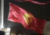 Сильный ветер в Бишкеке повалил деревья, повредил здания и порвал флаг на площади