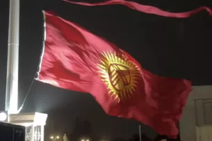Сильный ветер в Бишкеке повалил деревья, повредил здания и порвал флаг на площади