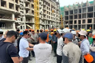 На стройке в Бишкеке незаконно работали 46 иностранцев: Задержаны организаторы канала нелегальной миграции
