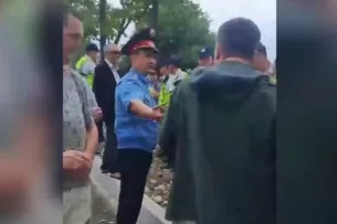 Конфликт на Айтматова: мэрия Бишкека сносит заборы, жители протестуют