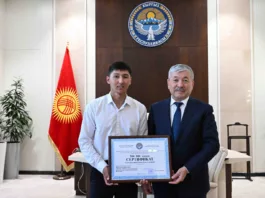 Впервые в истории Кыргызстана спортсмен Ерлан Султангазиев стал чемпионом Азии по гребле на байдарках. Глава кабмина наградил его сертификатом на 500 тыс. сомов