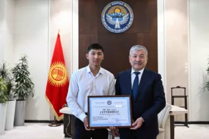 Впервые в истории Кыргызстана спортсмен Ерлан Султангазиев стал чемпионом Азии по гребле на байдарках. Глава кабмина наградил его сертификатом на 500 тыс. сомов