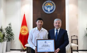 Впервые в истории Кыргызстана спортсмен Ерлан Султангазиев стал чемпионом Азии по гребле на байдарках. Глава кабмина наградил его сертификатом на 500 тыс. сомов
