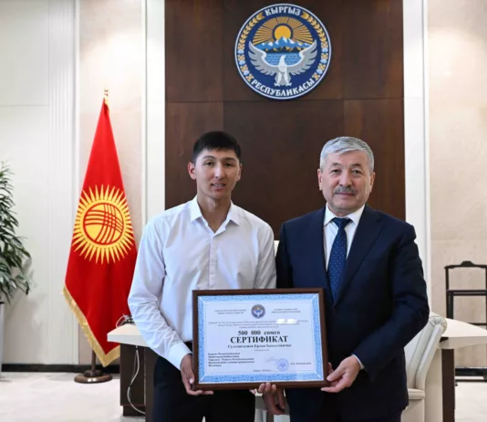 Впервые в истории Кыргызстана спортсмен Ерлан Султангазиев стал чемпионом Азии по гребле на байдарках. Глава кабмина наградил его сертификатом на 500 тыс. сомов