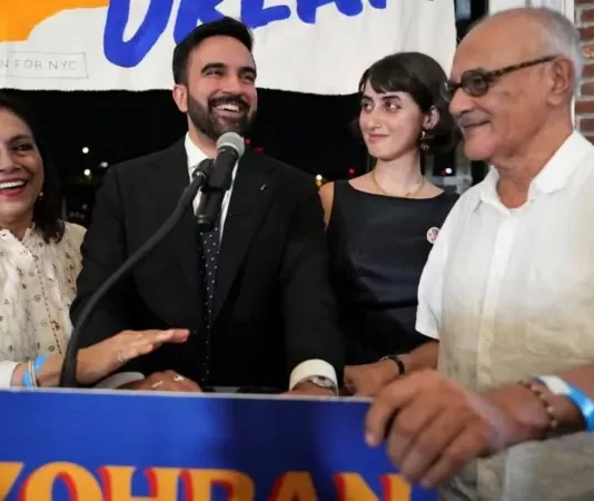 Треть еврейских избирателей Нью-Йорка проголосовала за мусульманского кандидата. Израиль обвинил поддержавших Мамдани евреев в «антисемитизме»