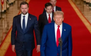 Трамп выбирает, кого из двух политиков поддержать в качестве своего преемника: вице-президента Вэнса или госсекретаря Рубио