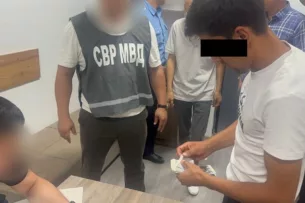В Оше задержали подозреваемого, который пытался дать взятку сотруднику милиции