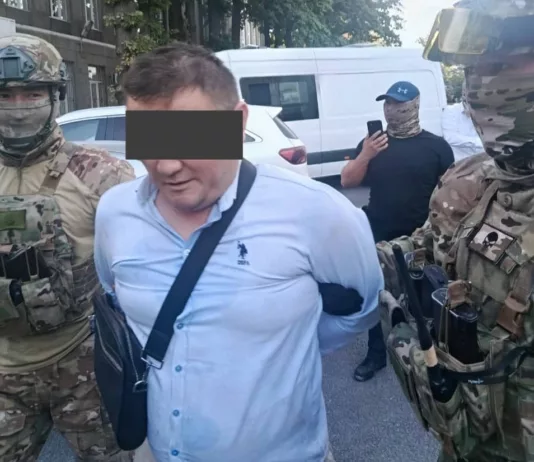 Оперативник ГУУР МВД КР задержан по подозрению в вымогательстве