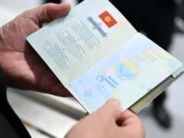 Жительница Бишкека впервые получила паспорт Кыргызстана взамен советского удостоверения личности
