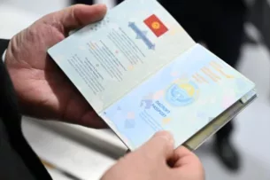 Жительница Бишкека впервые получила паспорт Кыргызстана взамен советского удостоверения личности