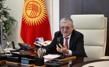 Адылбек Касымалиев поздравил Дениса Петрашова с завоеванием бронзовой медали на чемпионате мира