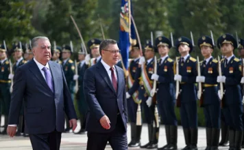 В Душанбе состоялась церемония официальной встречи Садыра Жапарова с Эмомали Рахмоном
