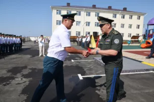 В селе Тамчы для пограничников Кыргызстана построили два многоквартирных служебных дома. Ключи от квартир получила 51 семья
