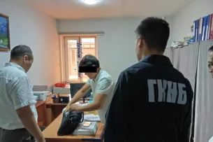 В Кара-Суйском районе задержали местных чиновников, причастных к незаконной продаже земельных участков