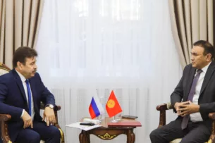 Замглавы МИД Кыргызстана и посол России обсудили вопросы предвыездной подготовки трудовых мигрантов