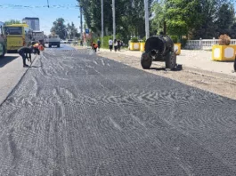 В Бишкеке проводят карточный ремонт дорог. Работы введутся на тех участках, которые не подлежат ямочному ремонту