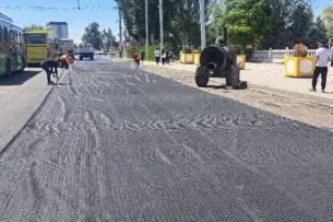 В Бишкеке проводят карточный ремонт дорог. Работы введутся на тех участках, которые не подлежат ямочному ремонту
