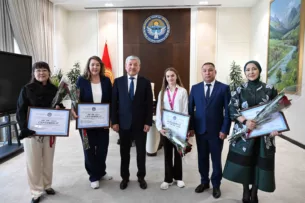Адылбек Касымалиев встретился с чемпионкой мира по художественной гимнастике среди юниоров Златой Аркатовой
