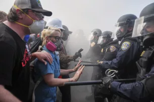 Трамп призывает ужесточить меры против протестующих в масках