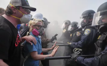 Трамп призывает ужесточить меры против протестующих в масках