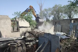 В Бишкеке в ходе очистки русла реки Ала-Арча освободили 1420 квадратных метров муниципальной земли от незаконных строений