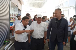 Председатель ГНС Алмамбет Шыкмаматов провёл рейд по контролю акцизных марок на рынке в Оше