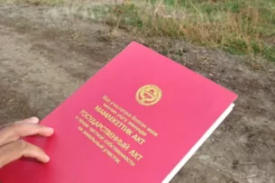 При содействии Института Акыйкатчы житель Нарынской области после двадцатилетнего ожидания смог узаконить свой земельный участок