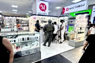 В Бишкеке переделывали Iphone и продавали в крупных торговых центрах