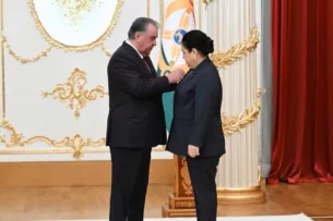 Президент Таджикистана присвоил своей дочери Озоде Рахмон звание «заслуженный работник»
