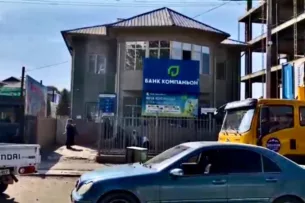 Брат экс-депутата Алтынбека Сулайманова добровольно передал государству землю вместе с двухэтажным зданием