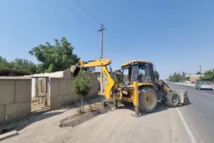 На автодороге Ош-Баткен снесли незаконные постройки