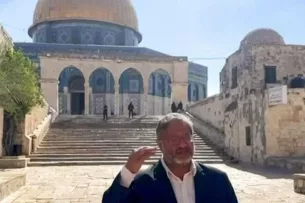 Израильский министр вызвал гнев, помолившись в комплексе мечети Аль-Акса в Иерусалиме