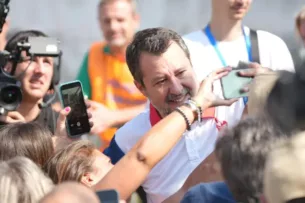 «Никогда наши сыновья не будут воевать в Украине», заверил вице-премьер Италии на митинге ультраправых