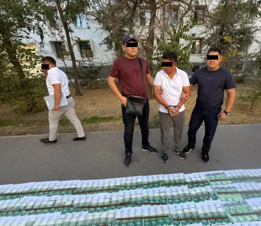 Начальника Чаткальского лесхоза задержали при получении взятки в 5 млн сомов от золотодобывающей компании