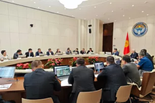 Бакыт Торобаев провел совещание по реализации проекта строительства железной дороги Китай–Кыргызстан–Узбекистан