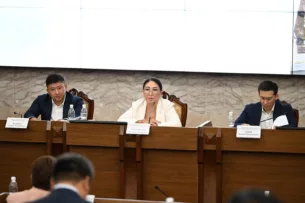 Конституционный комитет ЖК одобрил законопроект о переименовании Джалал-Абада в Манас сразу в трех чтениях