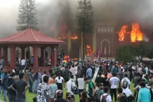 Гнев протестующих «нарастает»: В Непале «зумеры» поджигают дома партийных боссов и чиновников